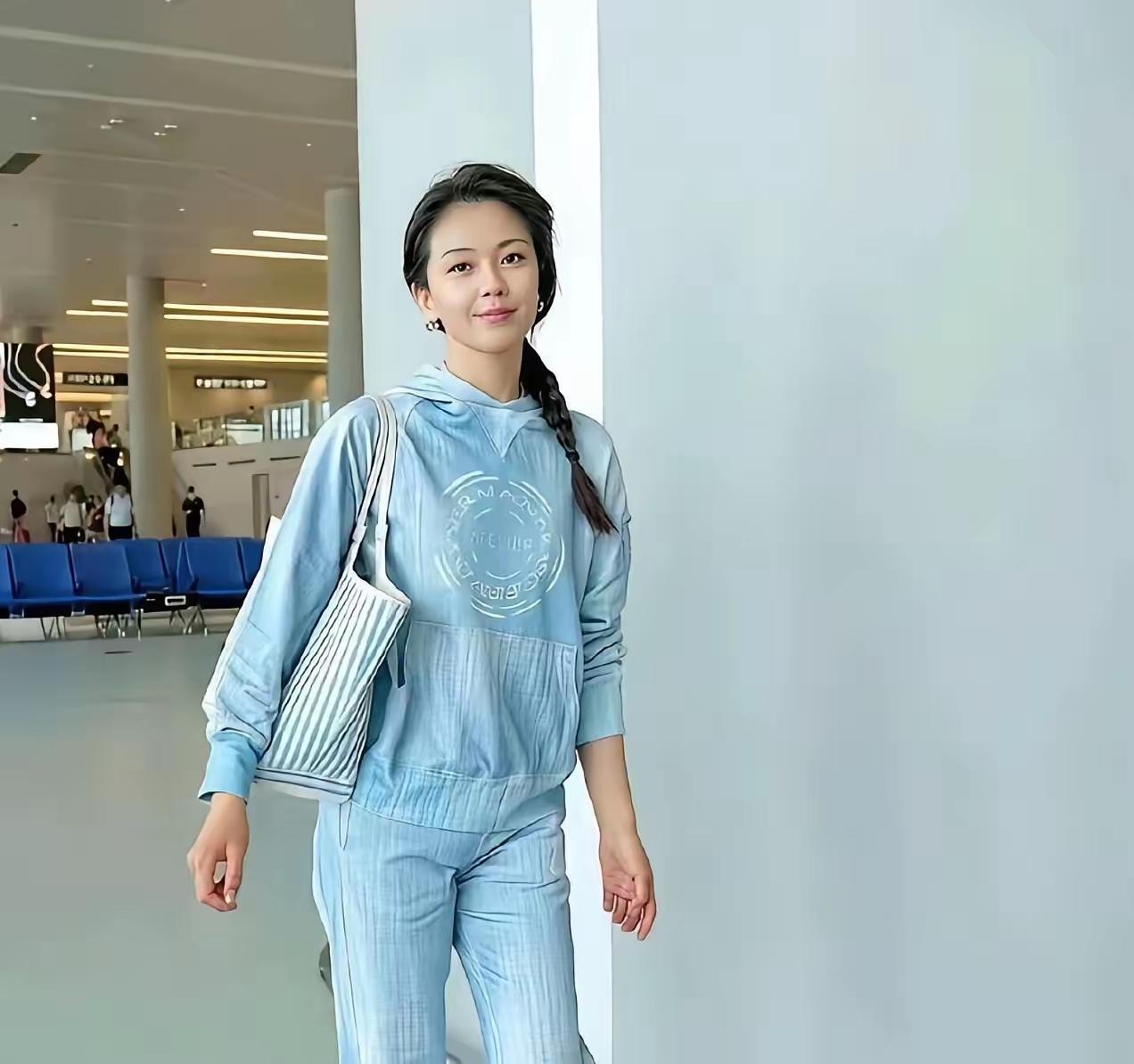 涛姐依旧美丽，气场强大。
可小编认为：这个裤子的花纹和颜色像睡衣的款式啊。

当