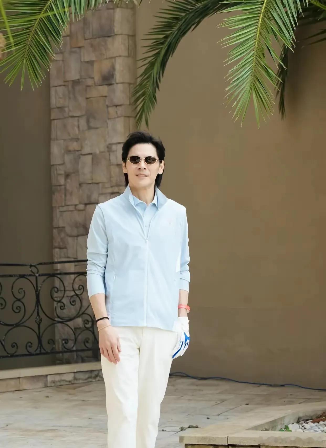 向佐终于穿对了，把老婆和老妈的衣服穿完，开始正儿八经的穿老爹衣服了！ ​​​