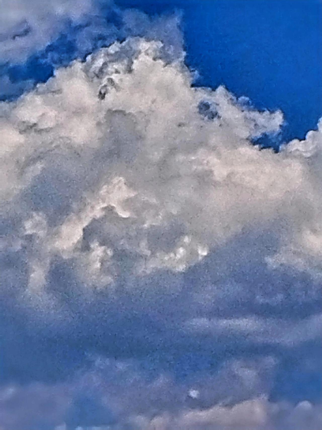 云卷云舒，天高云淡，心旷神怡。天空就像一幅不断变幻的巨型画卷，每一刻都有新的惊喜