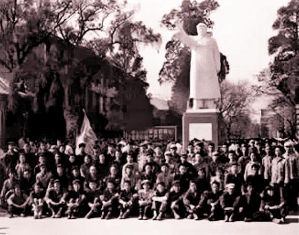 1967年，在清华大学建成了第一座毛主席塑像，继而将全国人民学习和崇拜伟大领袖的