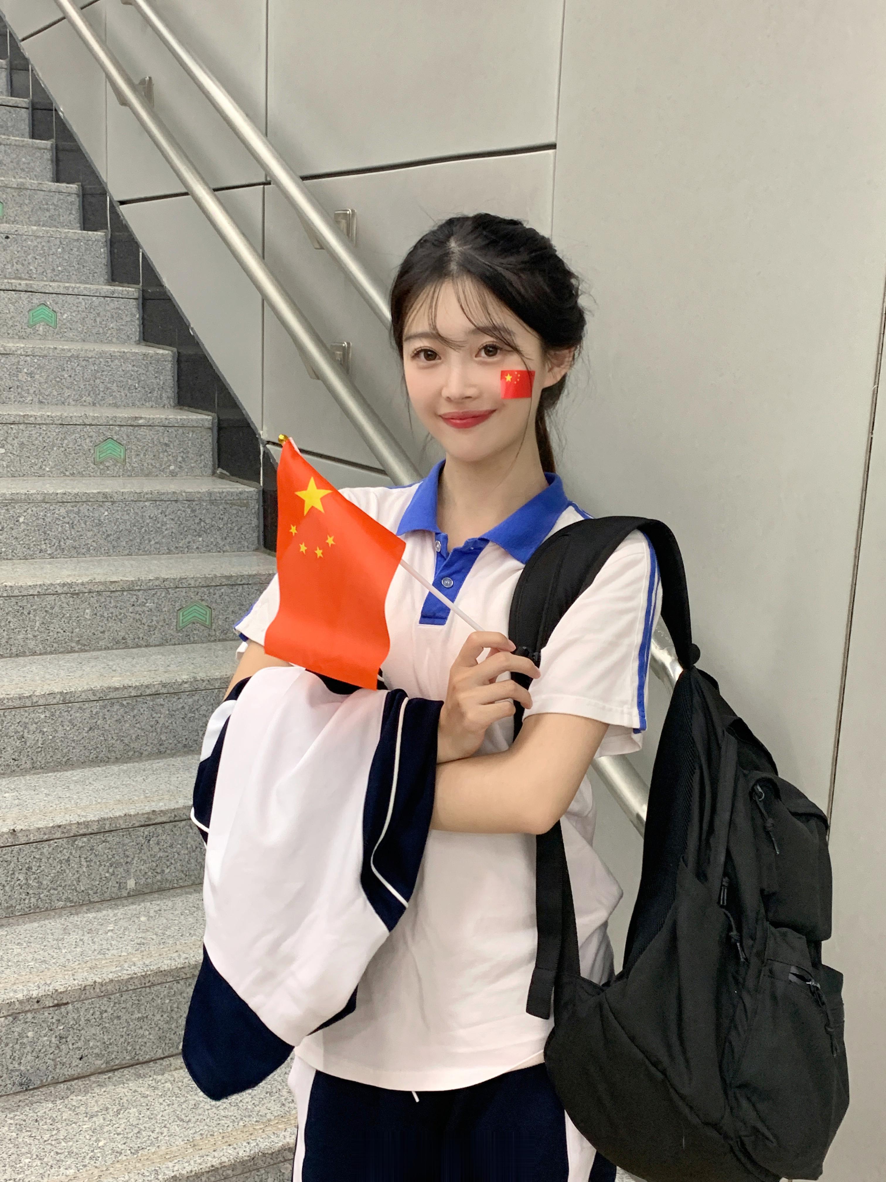 校服和国旗还蛮配的咧🇨🇳#温酱大人[超话]# ​​​