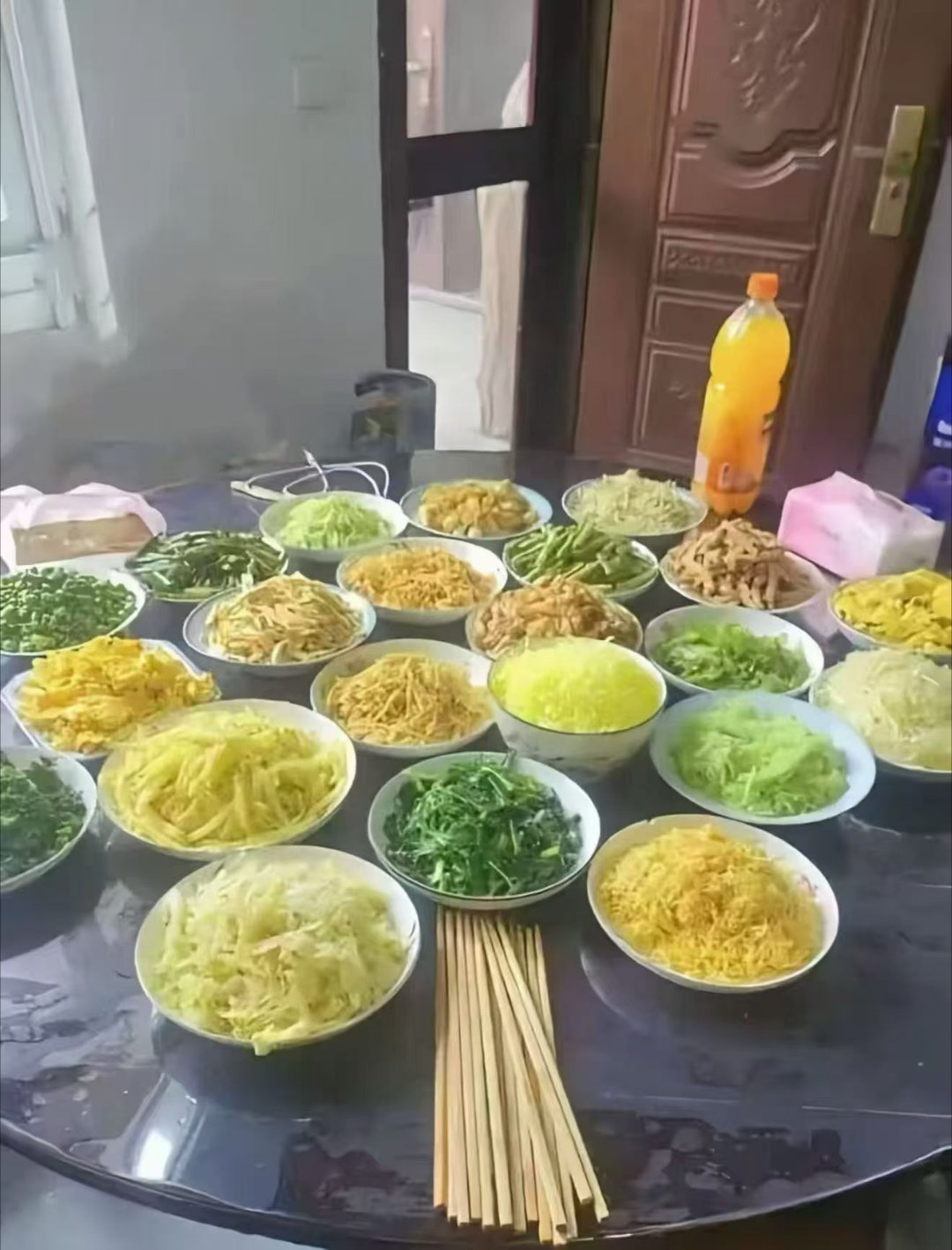 今天的年夜饭，可以划分粉籍了。