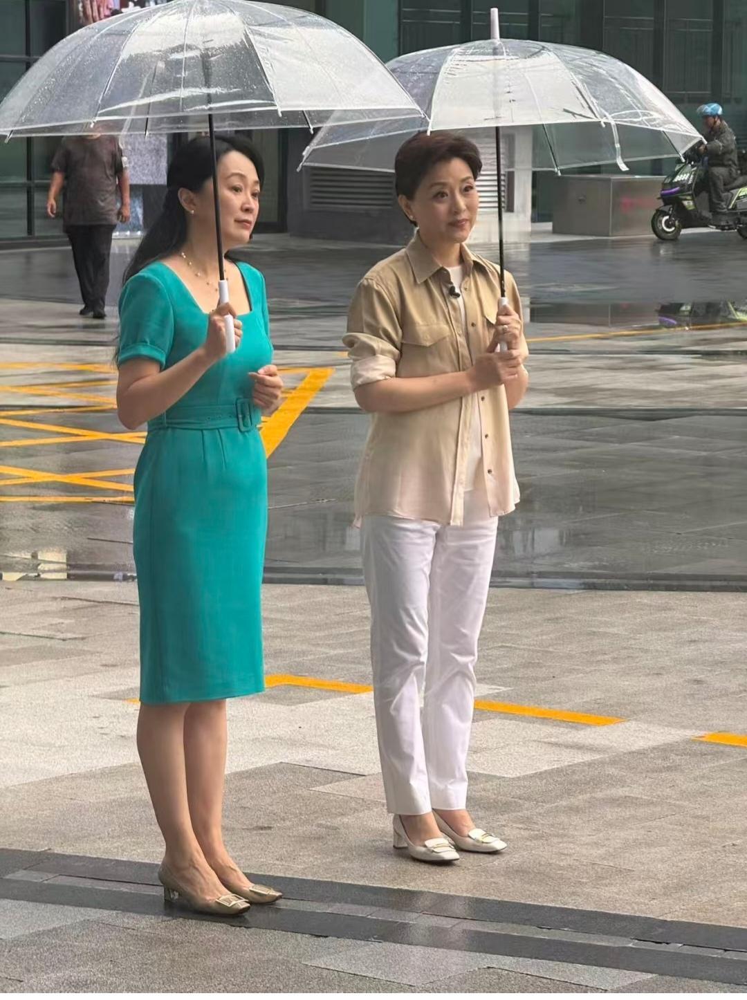 杨澜，和旁边这位都穿这样的鞋子，想知道，这鞋子真不磨脚吗？