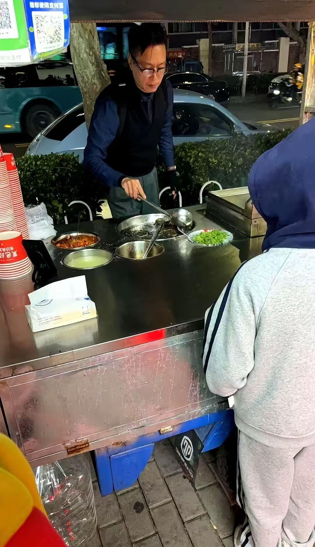 今天在青岛理工大学附近撞见的事儿，我能记一辈子！穿笔挺西装打领带的大哥守着小地摊