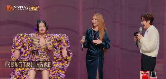 黄龄的唱功真的无可挑剔，声带闭合完美，音区连接流畅，从低音到高音的过渡自然又丝滑