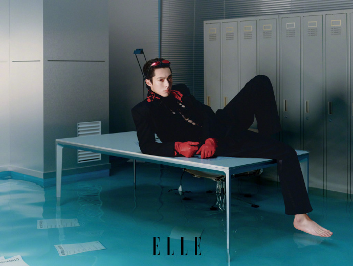 王鹤棣ELLE7月刊封面王鹤棣ELLE水世界大片  王鹤棣 ELLE 七月刊封面