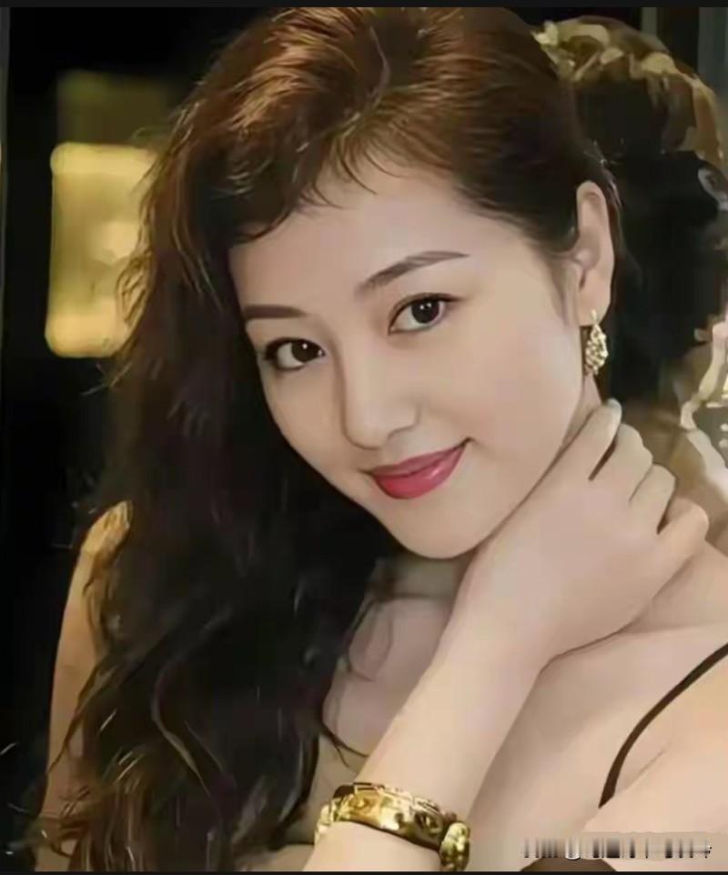 相知似镜映心月，
同惜如屏衬意风。
美女相逢情顿起，
一见倾心宿缘浓。
爱非仅看