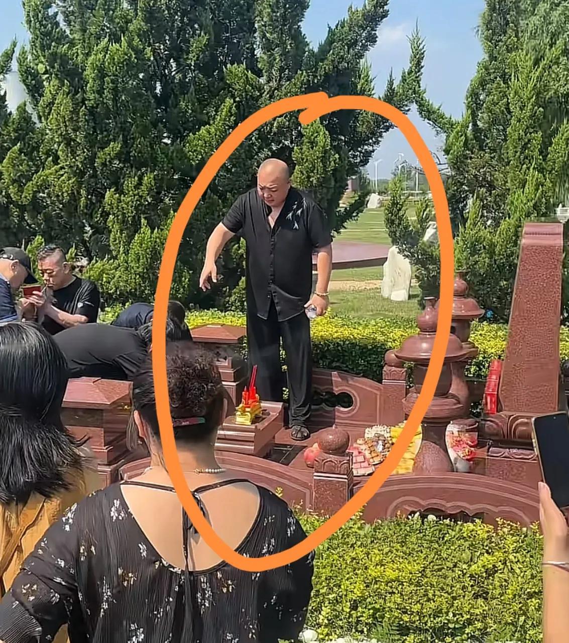 杨少华老爷子过五期，祭品的规格真高啊！

杨议兄弟四人全部到场，子孙后代基本无一