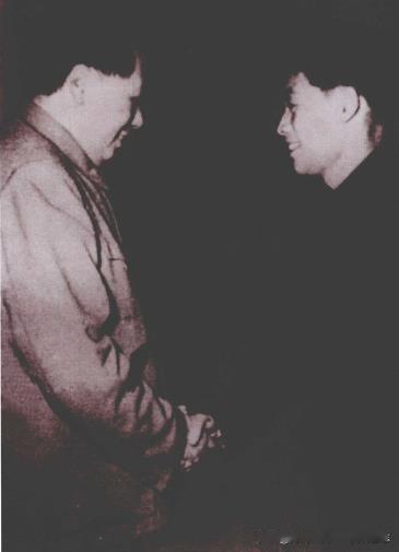 1959年，毛泽东主席在中南海接见游泳运动员穆祥雄。