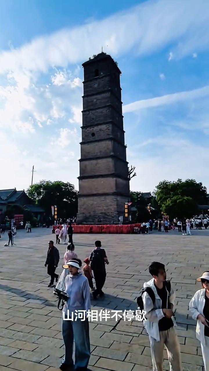 一路山河一路歌来啦！
清风拂面心里热，山河相伴不停歇，喜乐随心到远方。