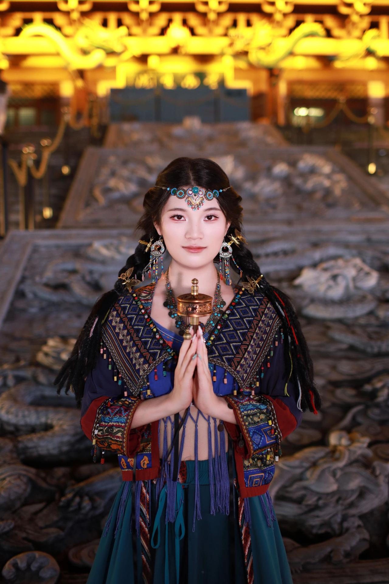 小姐姐来古镇打卡。笑容不错，随手拍了几张少数民族服饰 少数民族风情 民族服饰 民