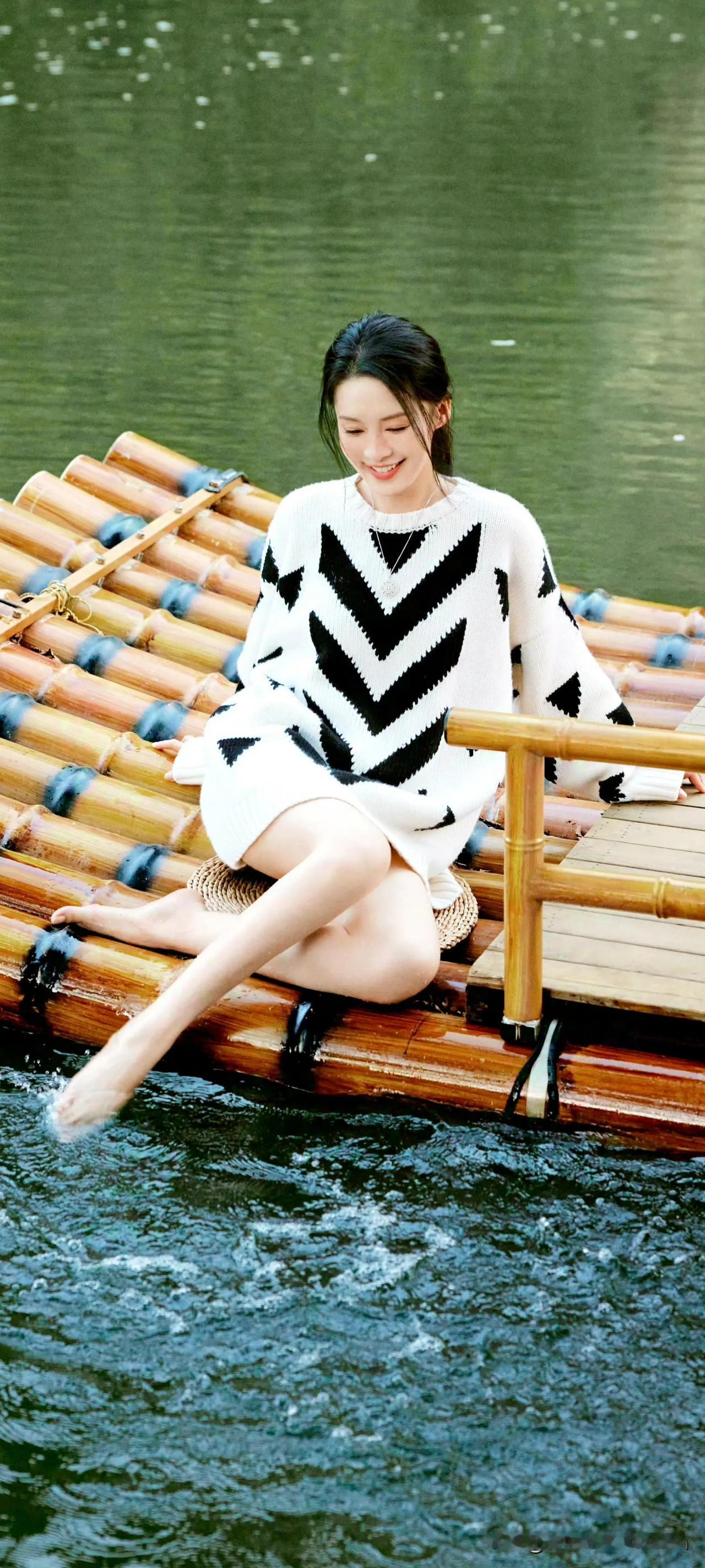 李沁这是在玩水吗？