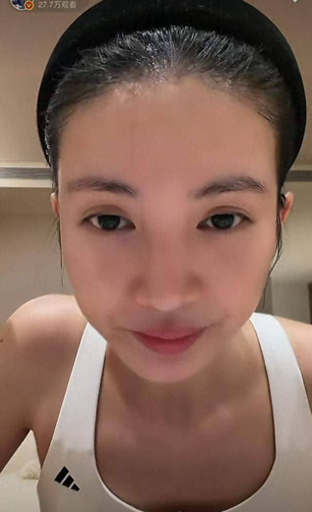 内娱最美双向格局！金晨直播大方力挺王楚然，美女从不为难美女