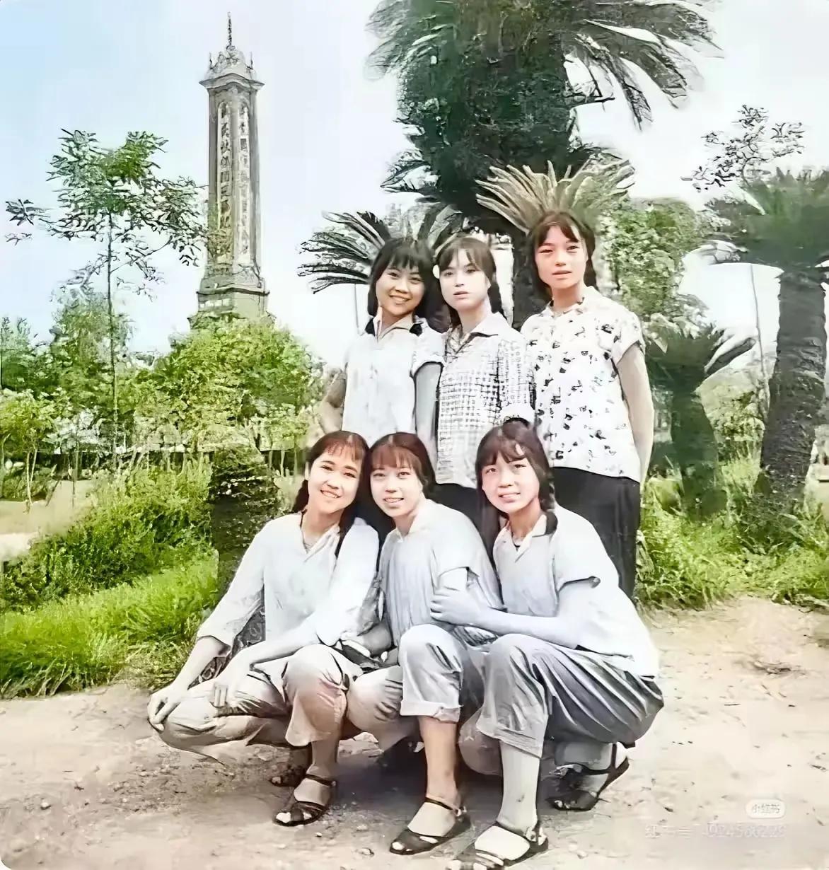 这是上世纪七十年代6位姑娘的一张合影照片。那时她们青舂洋溢都梳马花小辫，身穿的确