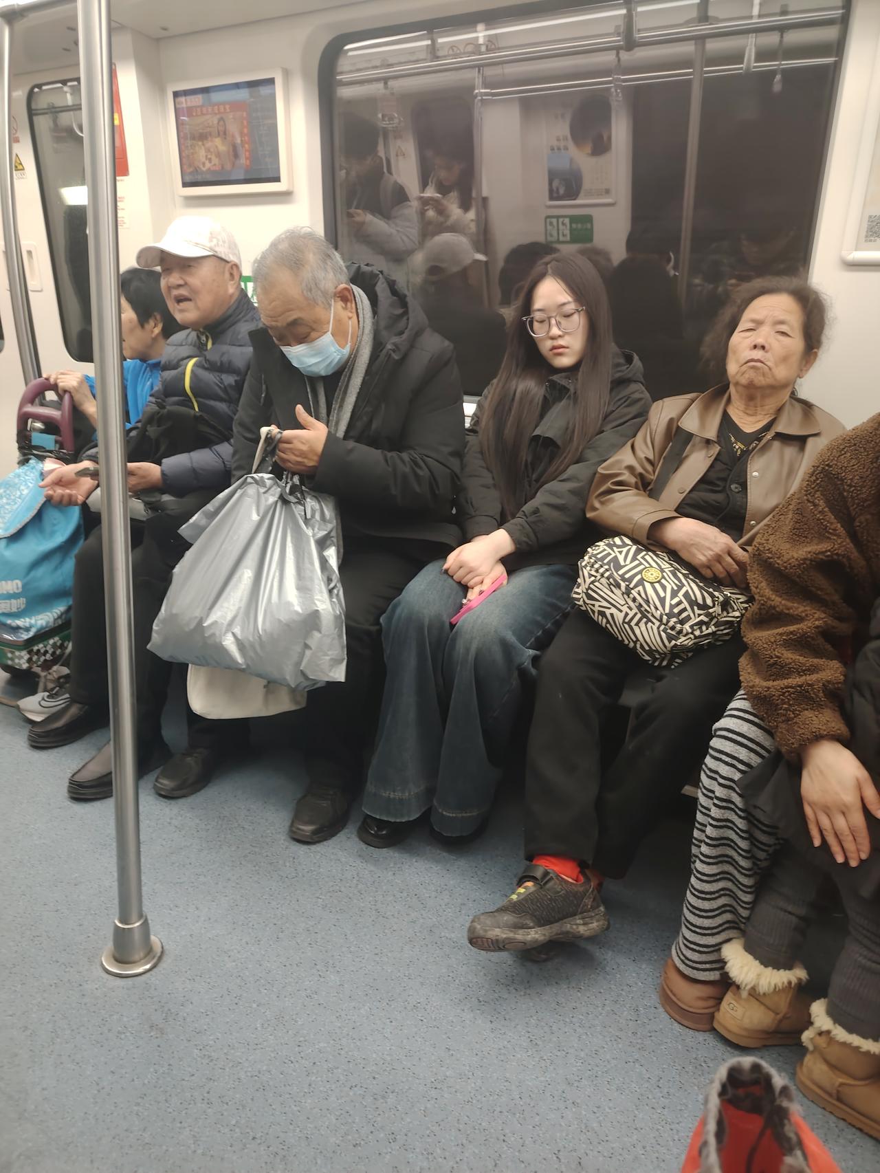 2月9日下午，乘坐郑州地铁2号线，一年轻人给上车的老人让座，老人落坐时看到座位上