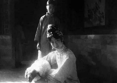 1935年,一个出生不到半小时的女婴,被亲生父亲扔进了锅炉烧成灰。她的母亲至死都