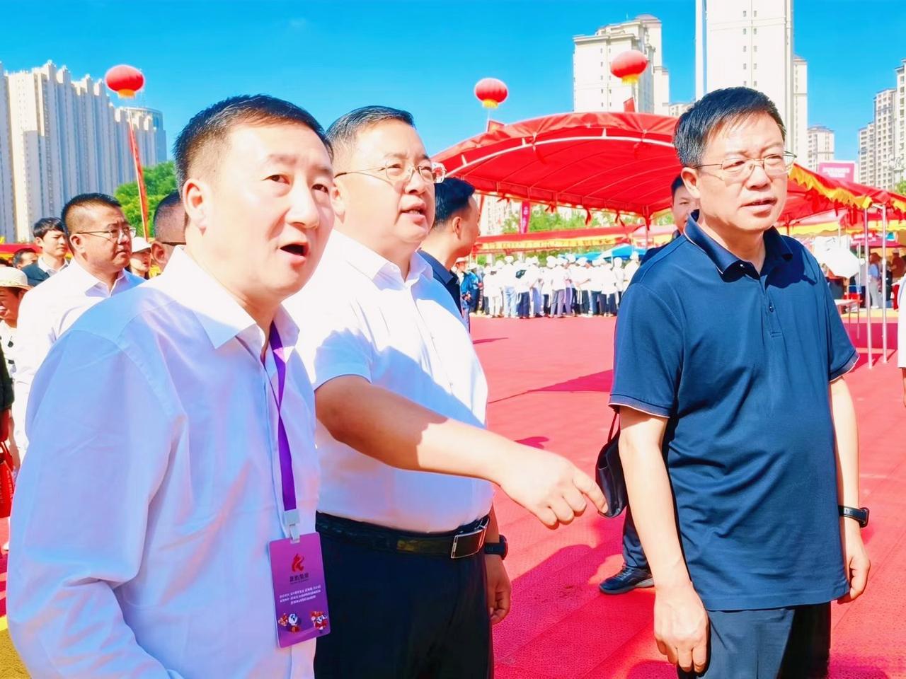 小烧烤，大产业 

别小看一串烧烤，它背后是康乐县推动乡村振兴的大文章。8月8日