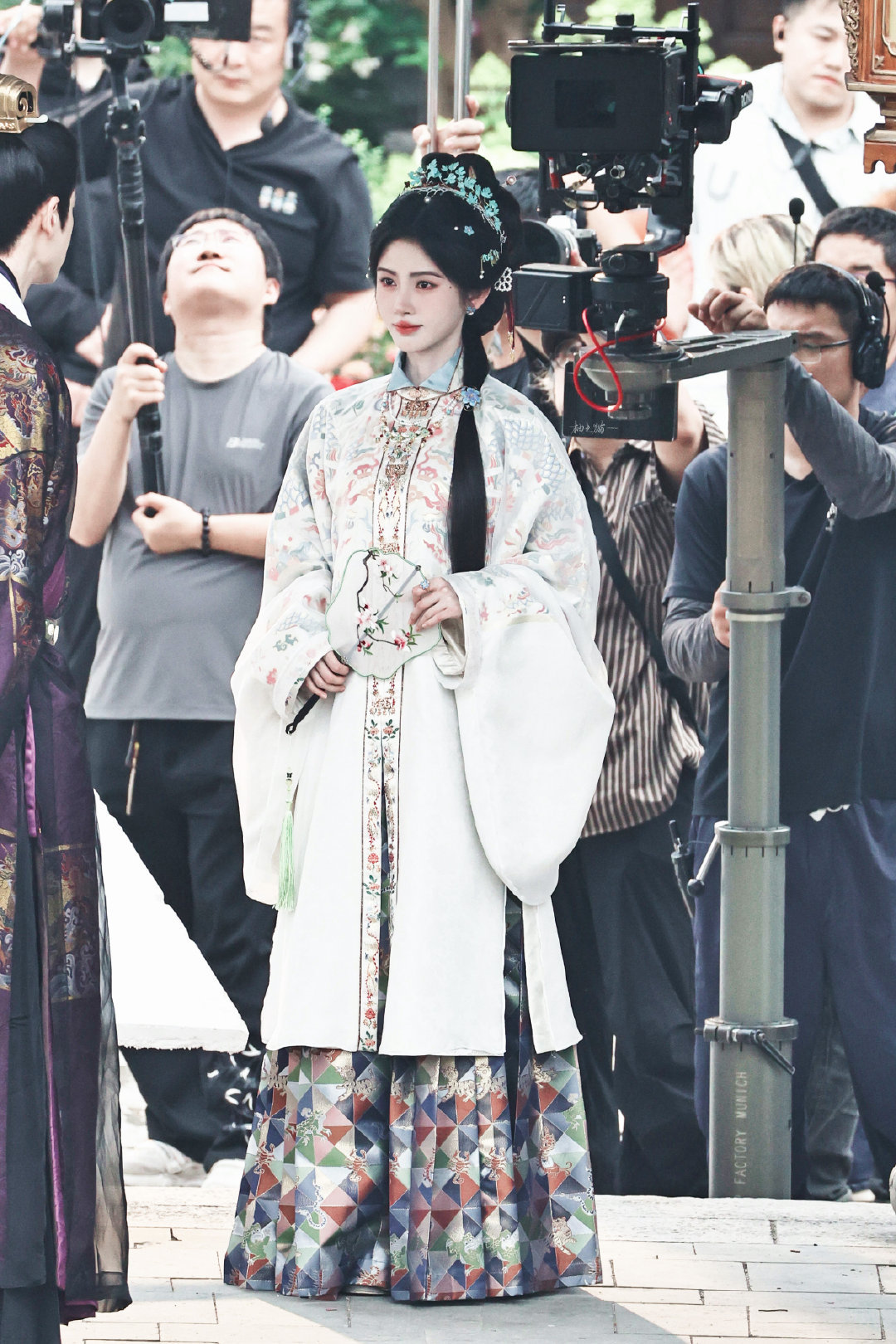 jjy鞠婧祎千香 jjy鞠婧祎姜黎非 “玫瑰之所以是玫瑰，是风与光的眷顾，更是视