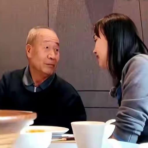 河北一位儿媳产假到期，正发愁没人帮忙，72岁公公主动站出来说“娃我来带”。全家人