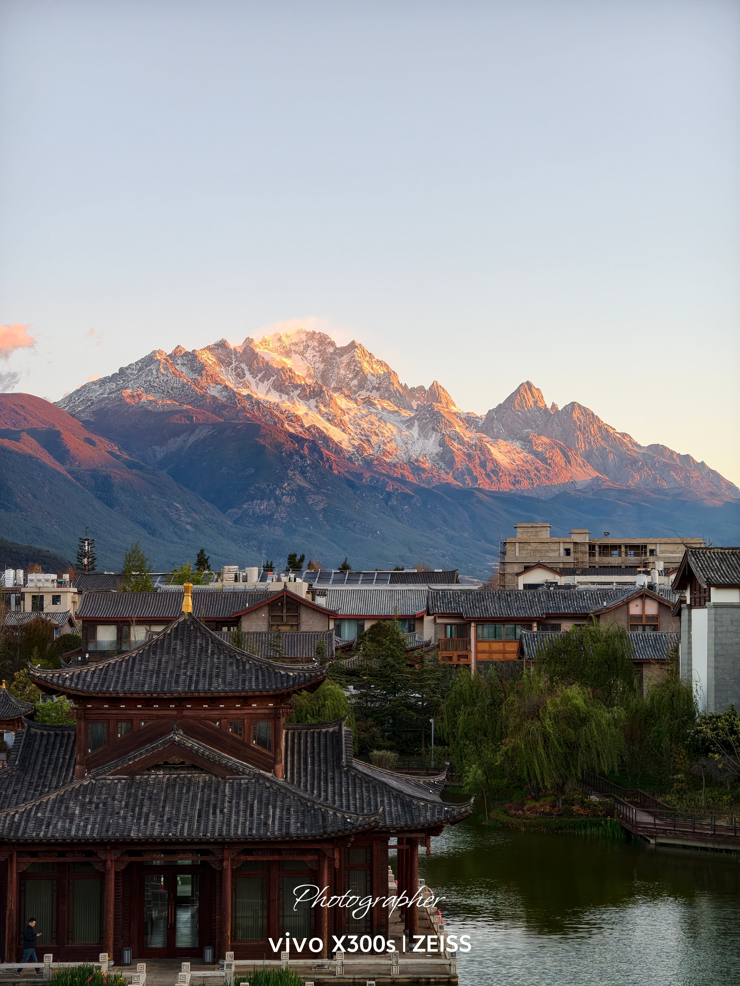 周一一大早，给大家分享一组使用vivo X300s拍摄的日照金山。祝大家都能平安