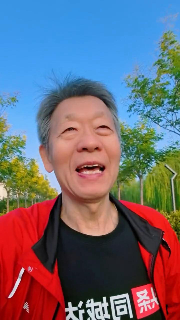 洛阳乐道瞬变马拉松比赛大赛场。
洛浦公园东段河堤。
生日快乐。