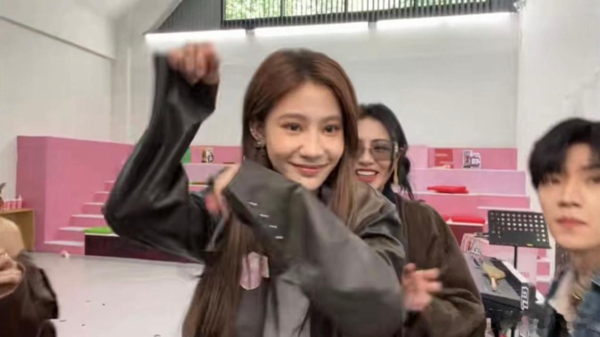 卖萌直播间超燃青春的合唱没有人可以拒绝软妹卖萌现场！少女们灵动俏皮、甜度满满的可