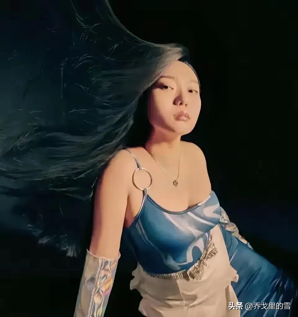 李雪琴啊！没想到你还是风一样的女人，这张写真绝了！

竟然也有了一丝丝小性感的味