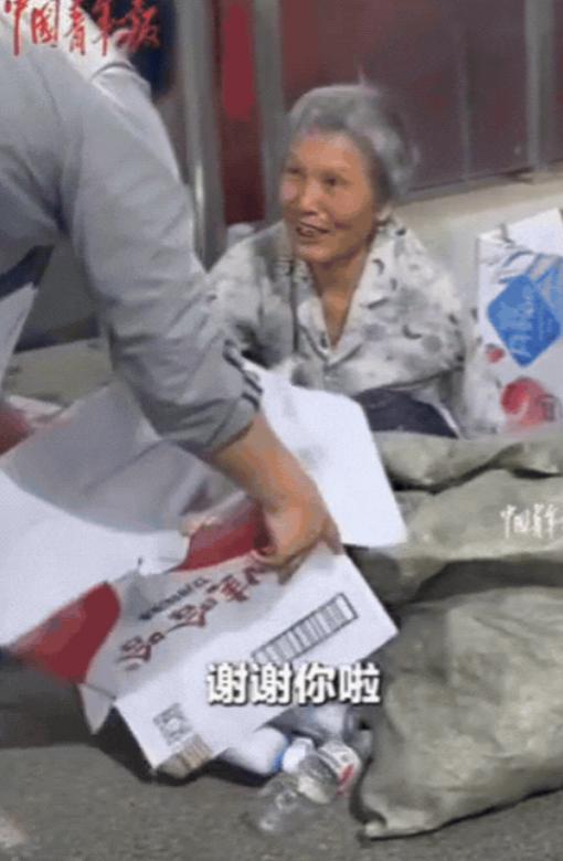 看哭了！山东枣庄，大学开毕业典礼，独臂拾荒老人想进去，被安保拦下！老人失望的准备