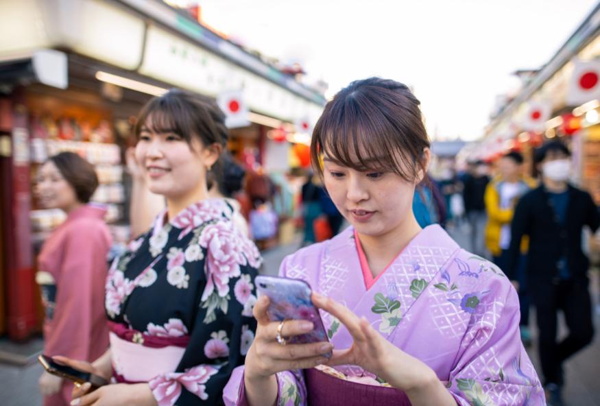 中国由于去日本航班取消，在日本旅游的人回不来。这个一点都不用可怜他们，上海不是有