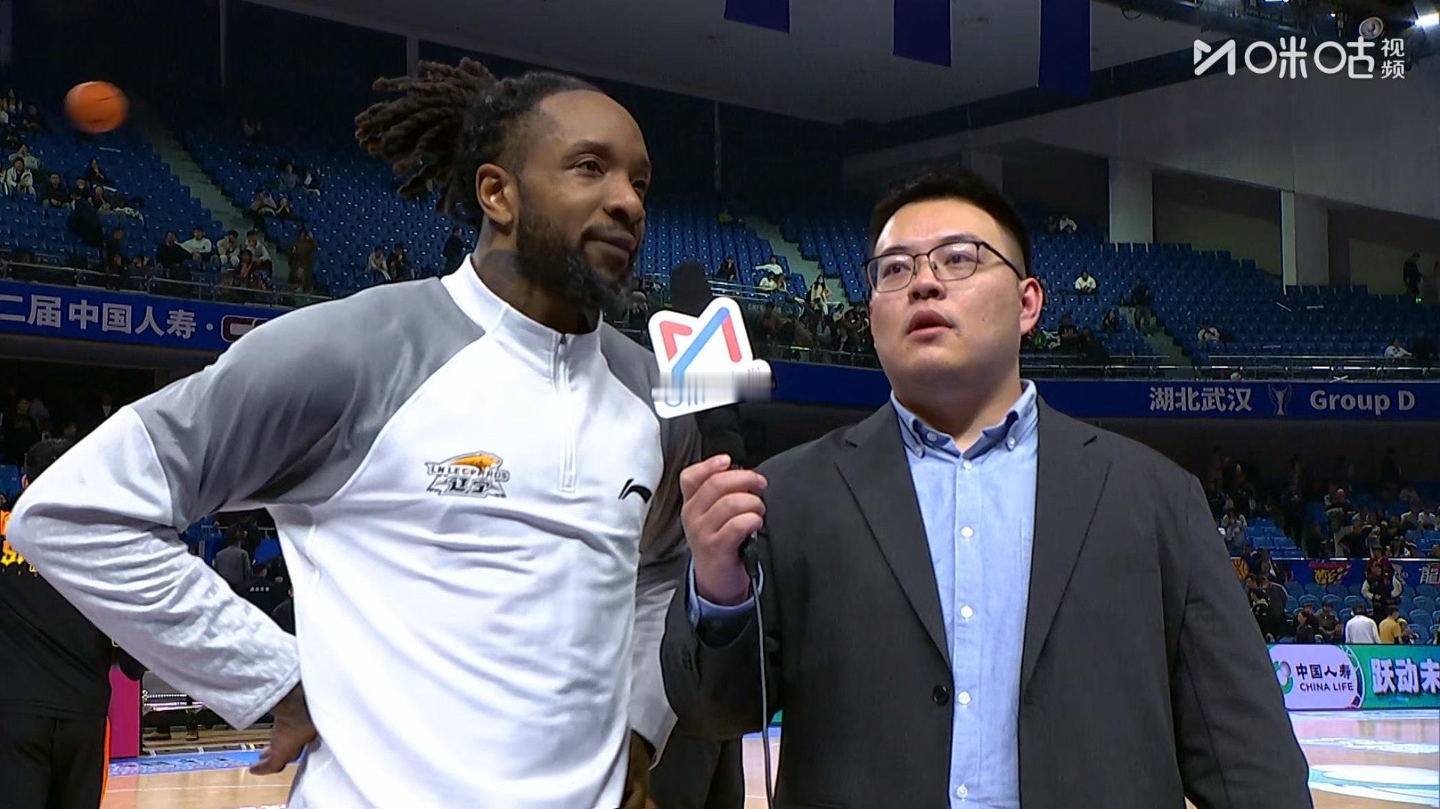 威尔斯这件辽宁的外套真帅啊辽宁男篮