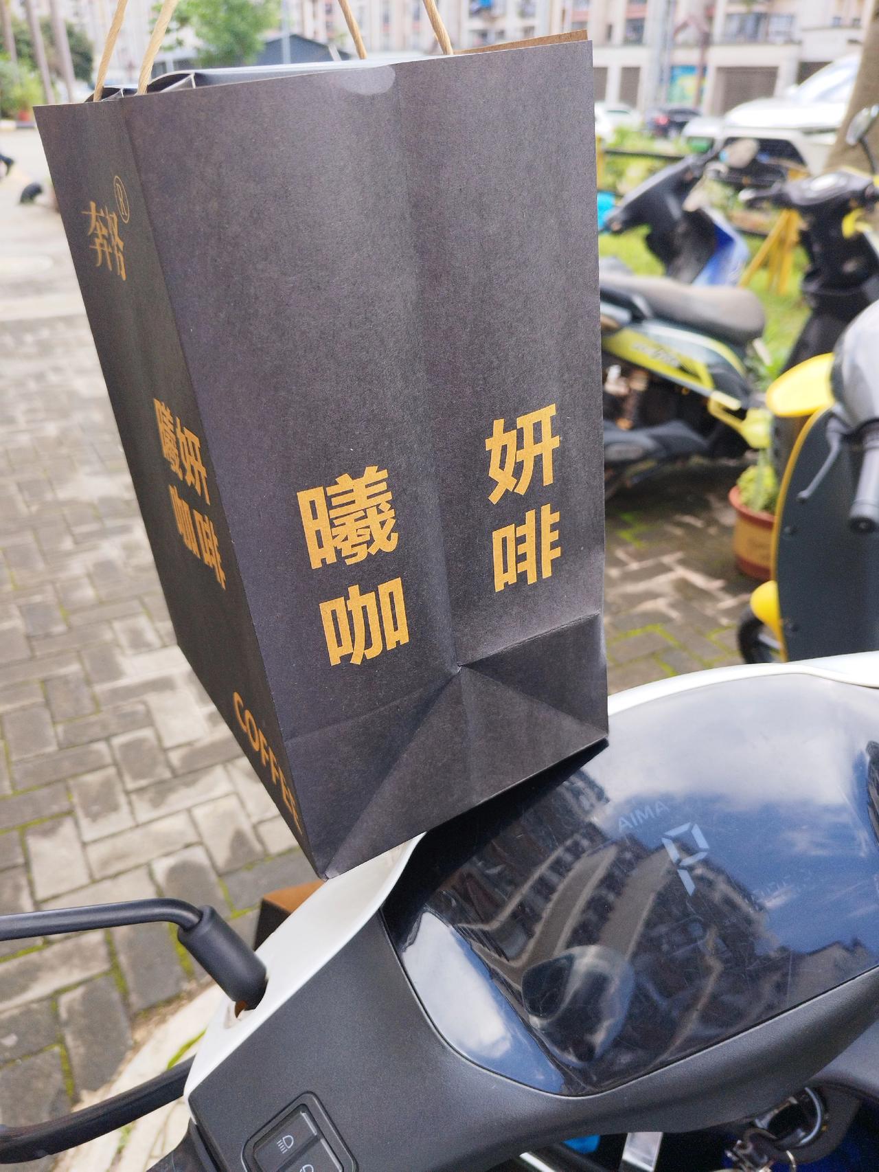身为咖啡人，每天的精神状态全靠这杯续命水撑着～

真的很想看看大家手里都端着什么