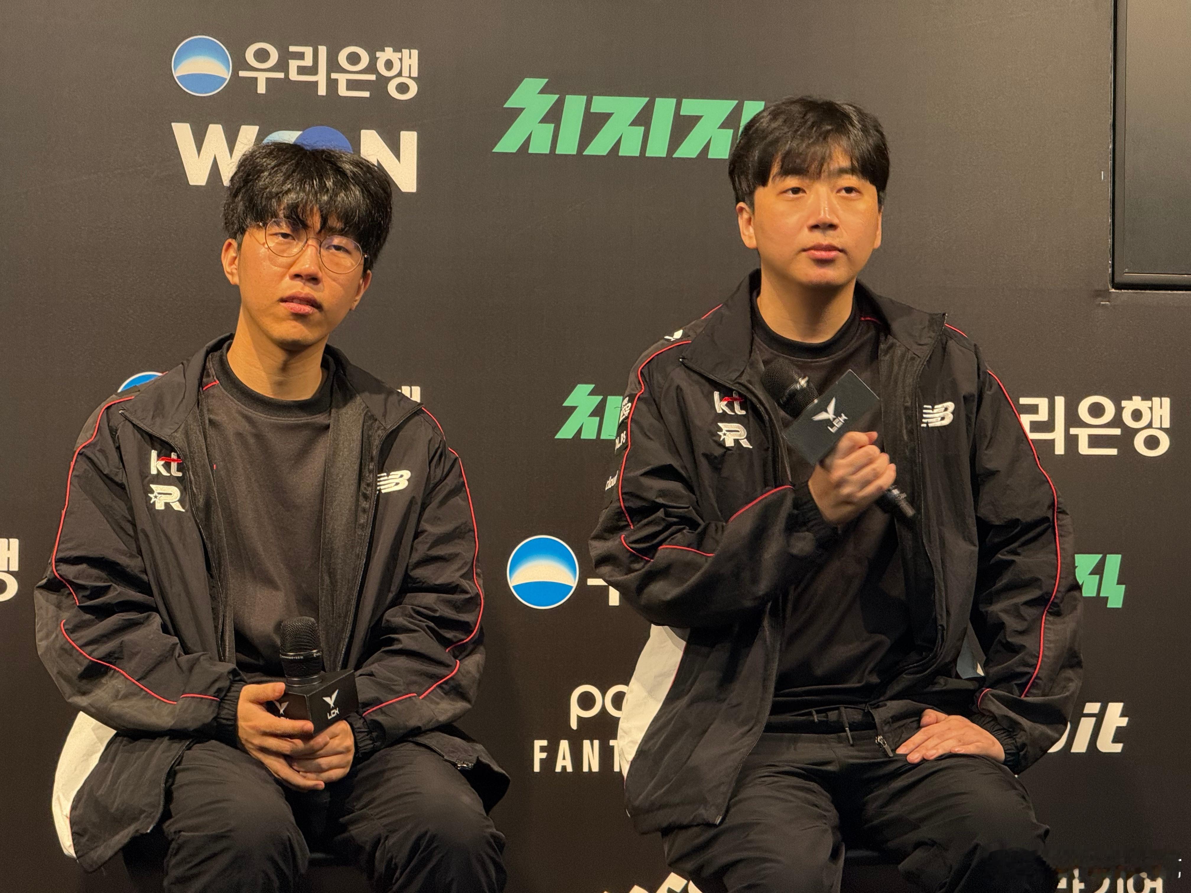 KT监督Score与ADC选手Jiwoo出席赛后胜者采访。两人身着队服手持话筒现