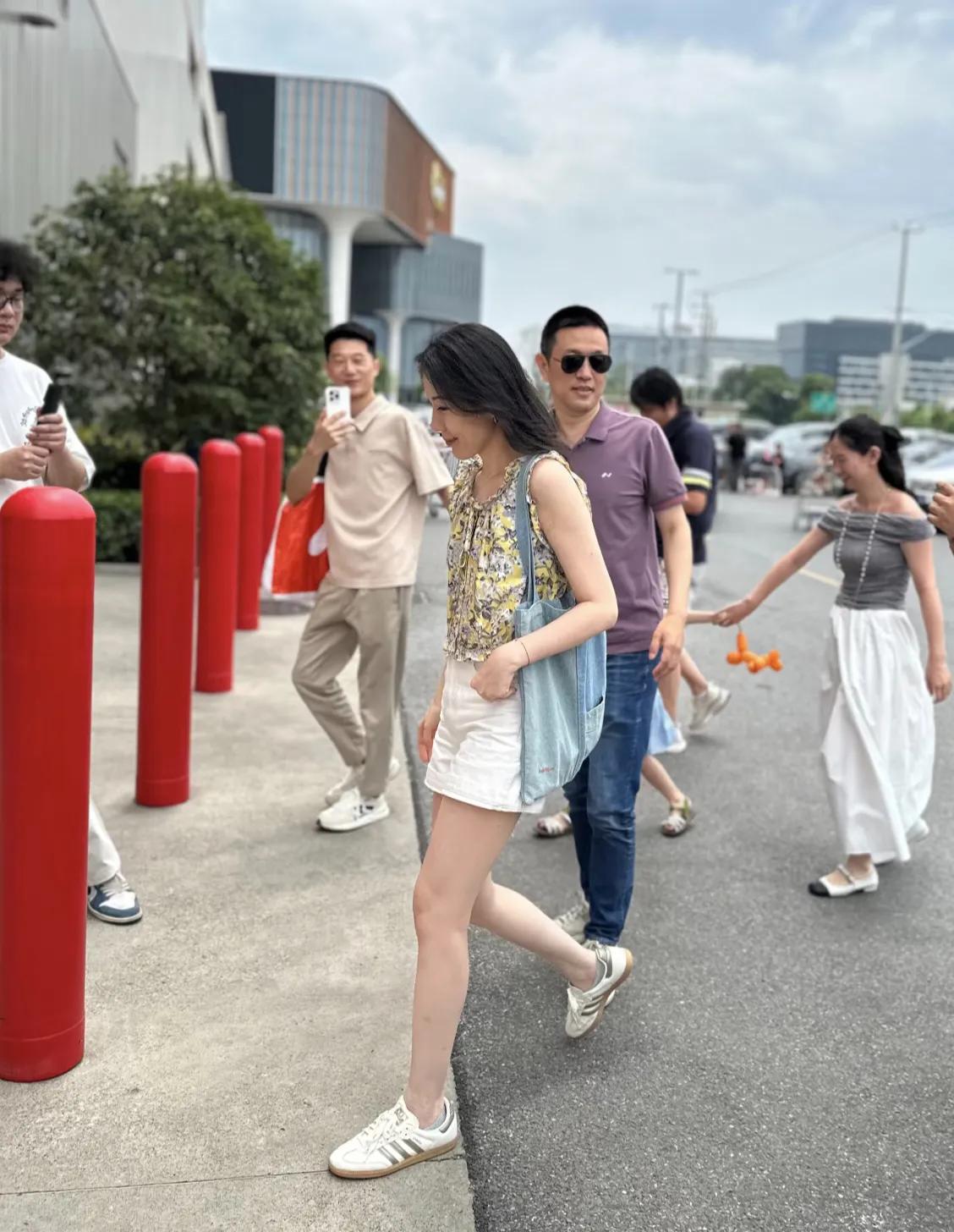 蔚来CEO李斌和老婆王屹芝在上海开市客超市购物，夫妻俩看起来很般配！他的老婆太漂