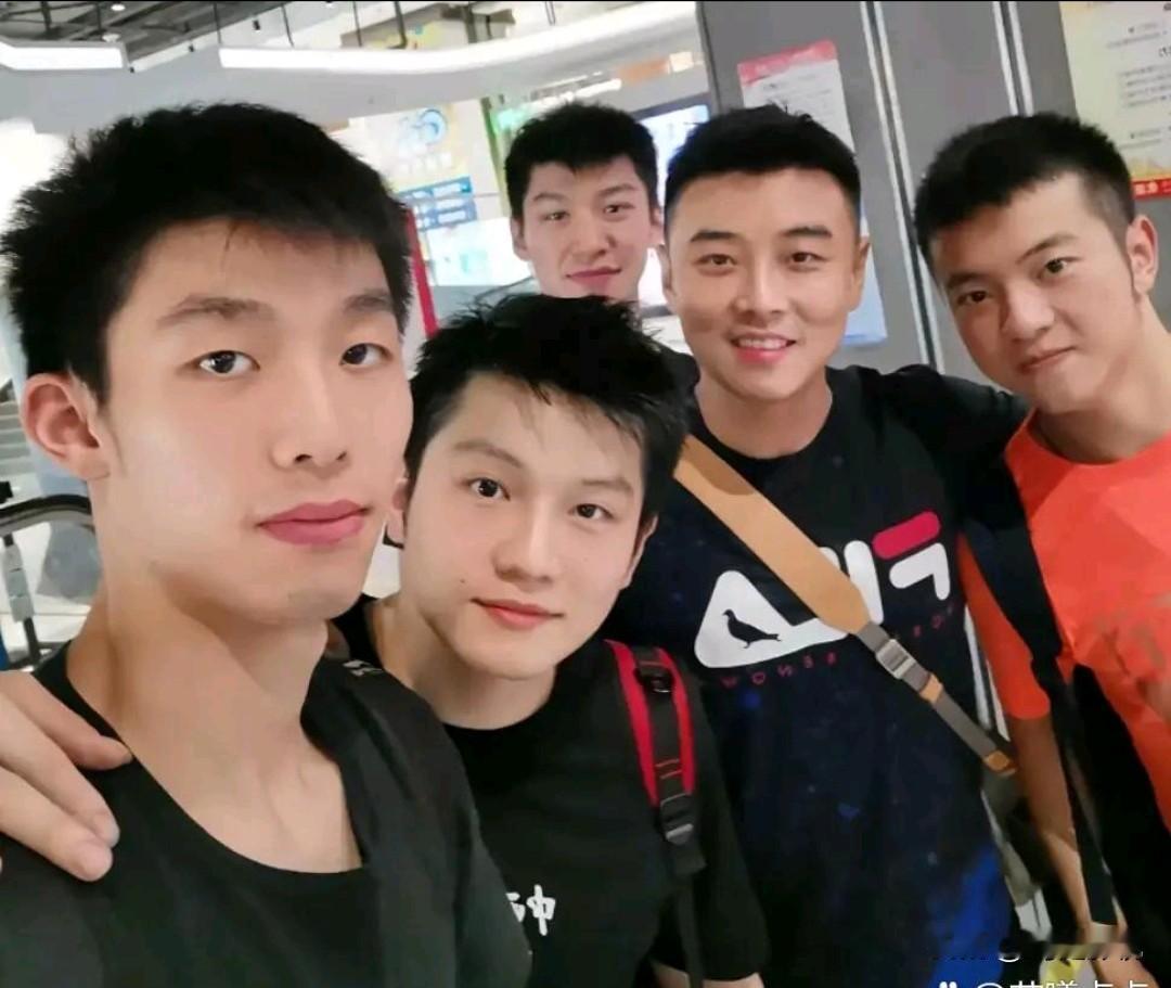 5位运动员合影，仔细一看，还是疏眉朗目，气宇轩昂的樊振东最帅！右边的是目若朗星，