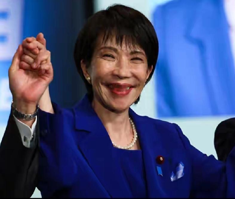 日本政客高市早苗这次踢到铁板了。

中方突然宣布暂停中日青少年交流项目，这把火直