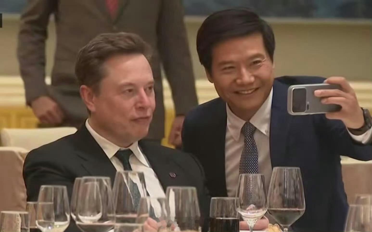 特朗普访华欢迎宴会雷军和马斯克在国宴上合影马斯克：wink一下😉 