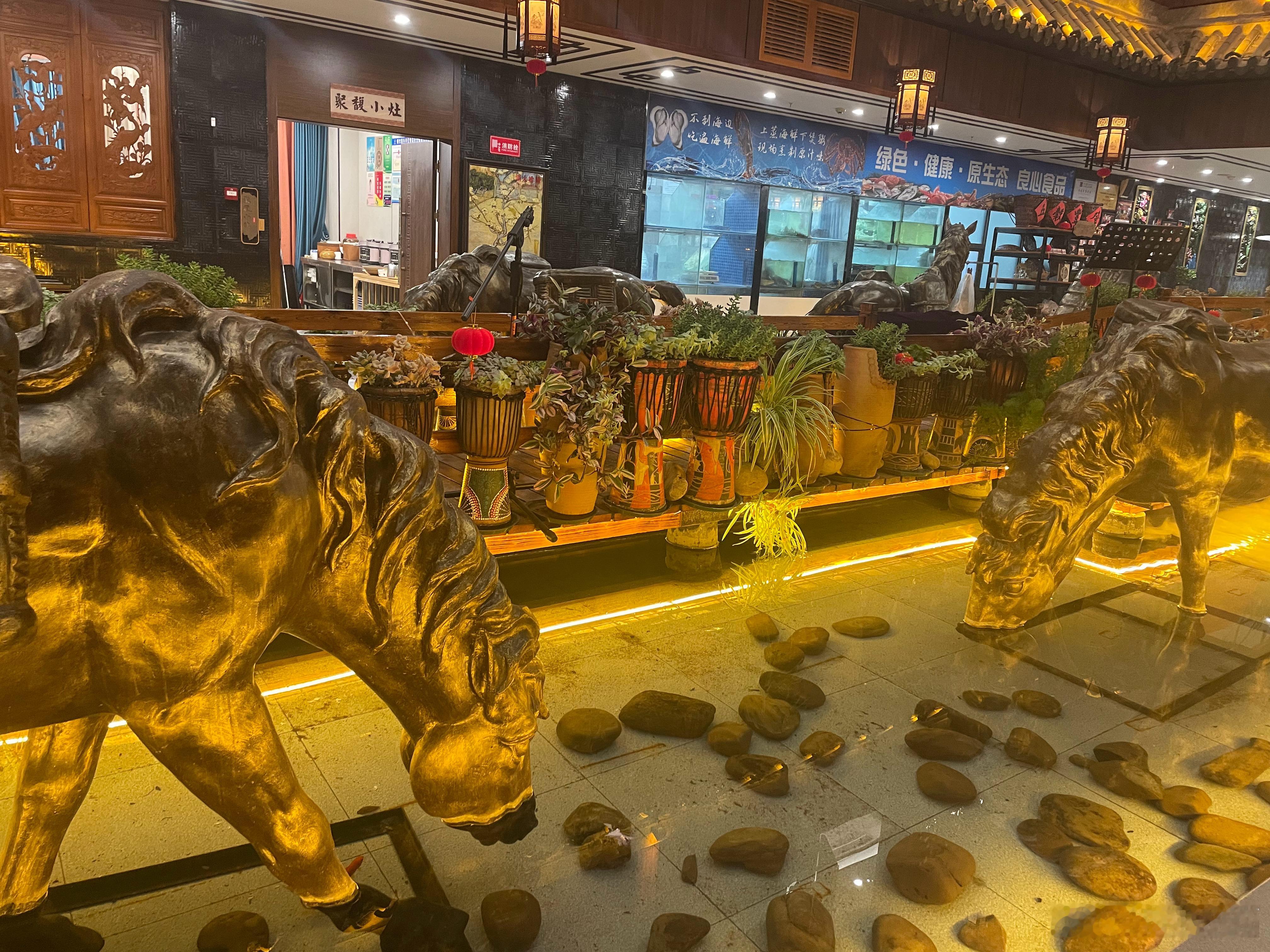 曲靖聚馥楼酒店怎么总感觉曲靖餐饮风格只有两种样板——云南人家模式和源一模式 曲靖