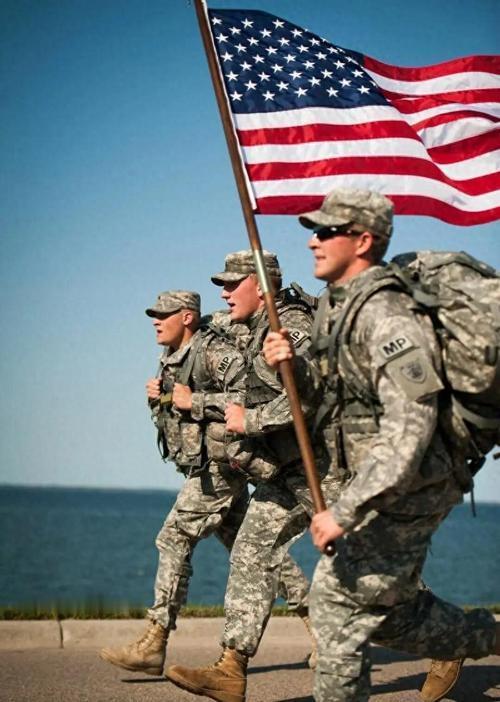 很多人觉得美军不敢对中国动武，是被解放军的导弹威慑住了。但真正让美国沉默的从来不