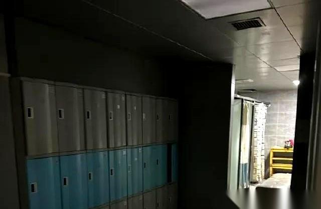 最让人后背发凉的，根本不是在更衣室里撞见个变态。
而是你以为空无一人的私密空间里