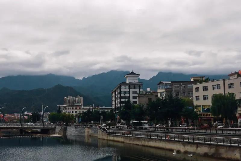 又到了一年炎热的夏季，社区的退休邻居们在议论着去哪里避署的问题，一部分人喜欢自驾