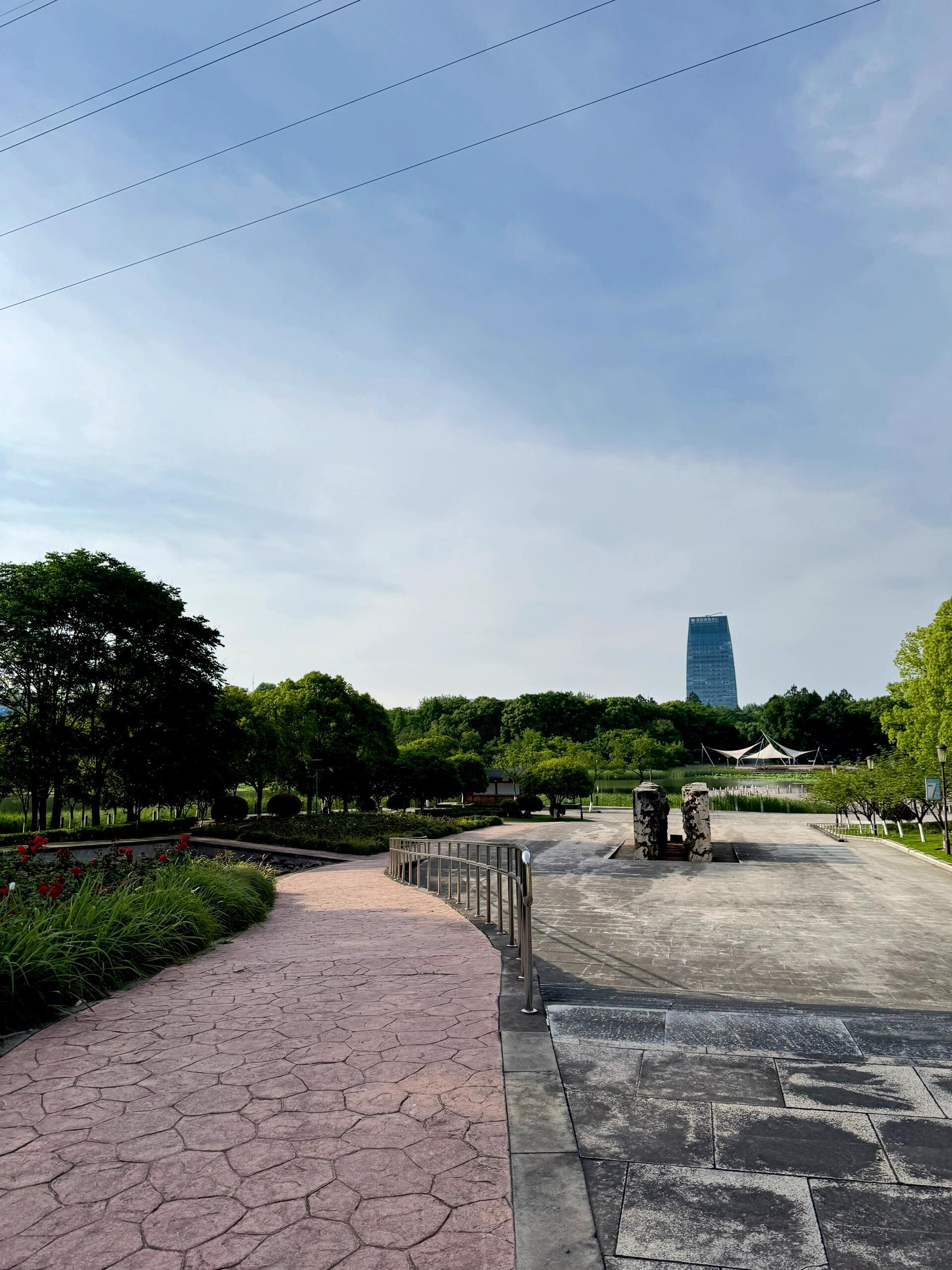 跑步、即刻开跑跑友们差旅党们！义乌核心跑步圣地：福田湿地公园这个公园沿着义乌江而