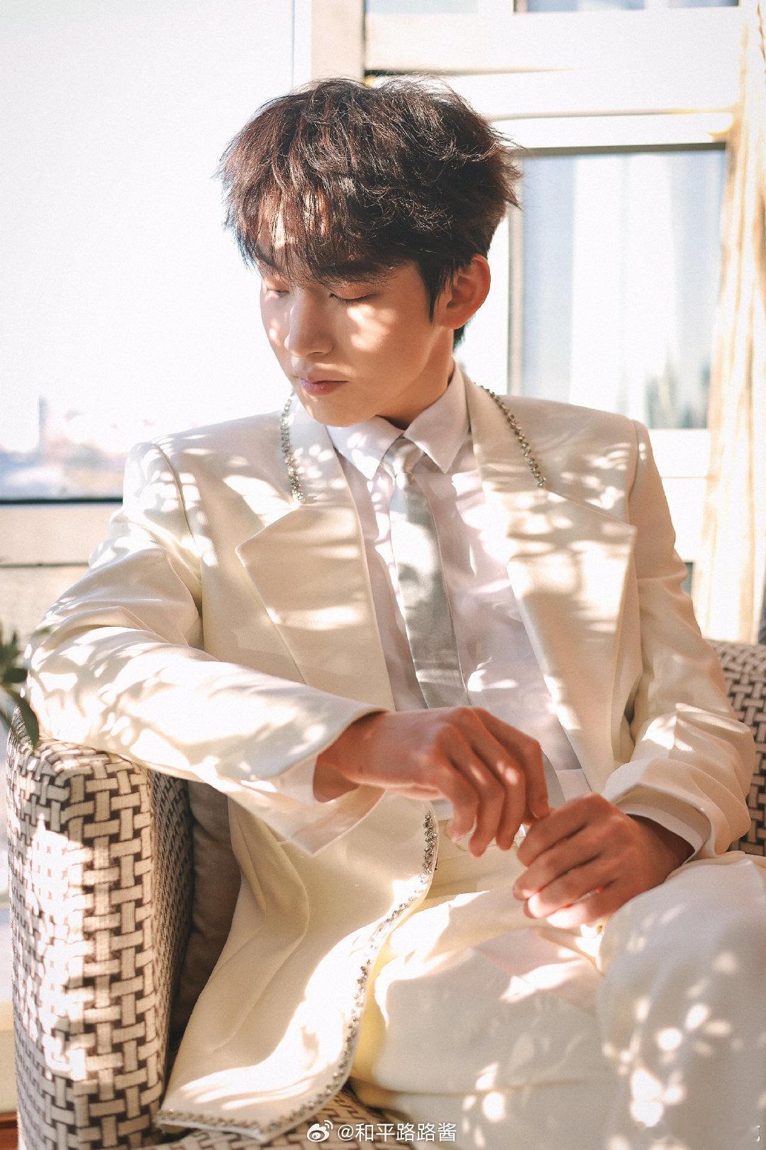 沐浴在阳光之下的小王子，等待邂逅 