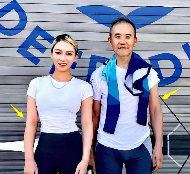 王石先生和他的健身女教练
这位教练的腿部肌肉真结实啊
不知道什么时候开始，健身圈