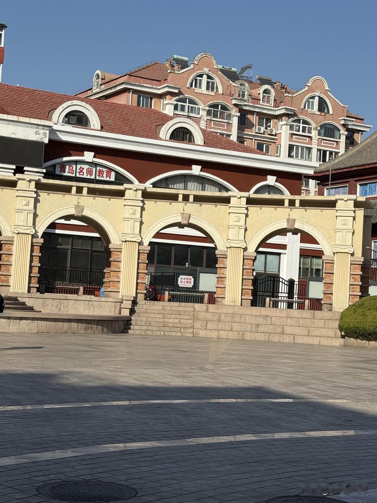 我上周去了青岛台东三路步行街我从东边走到西边，，西边尽头是一个广场边上有一个教堂