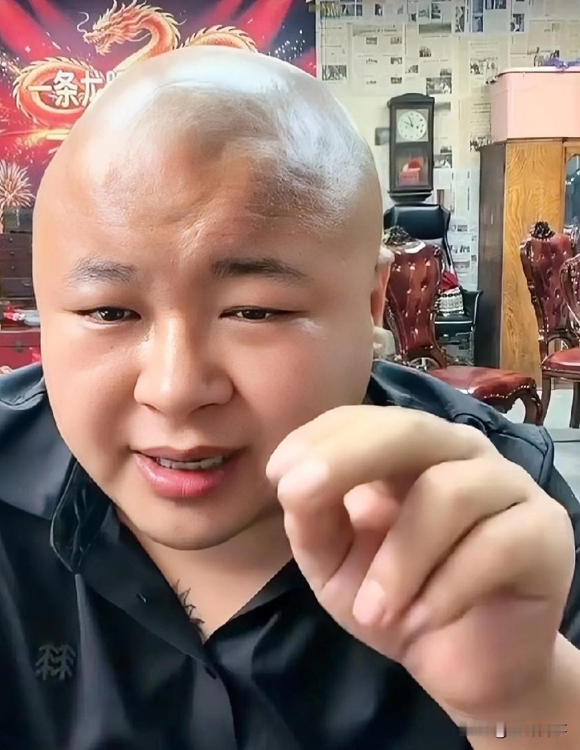 老狗透露二驴马上回归直播了，前天大棚都接到大舞台参加月赛，二驴是回家祭祖准备出来