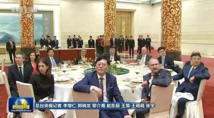 合影刷屏只是表象！近日一场在北京举办的中美企业家高端晚宴火爆全网，雷军与马斯克同