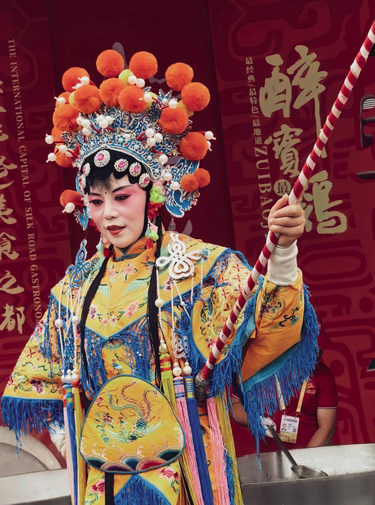 你衣柜里的“女性力量”是什么？是oversize西装，是铆钉皮衣？不如看看这套服