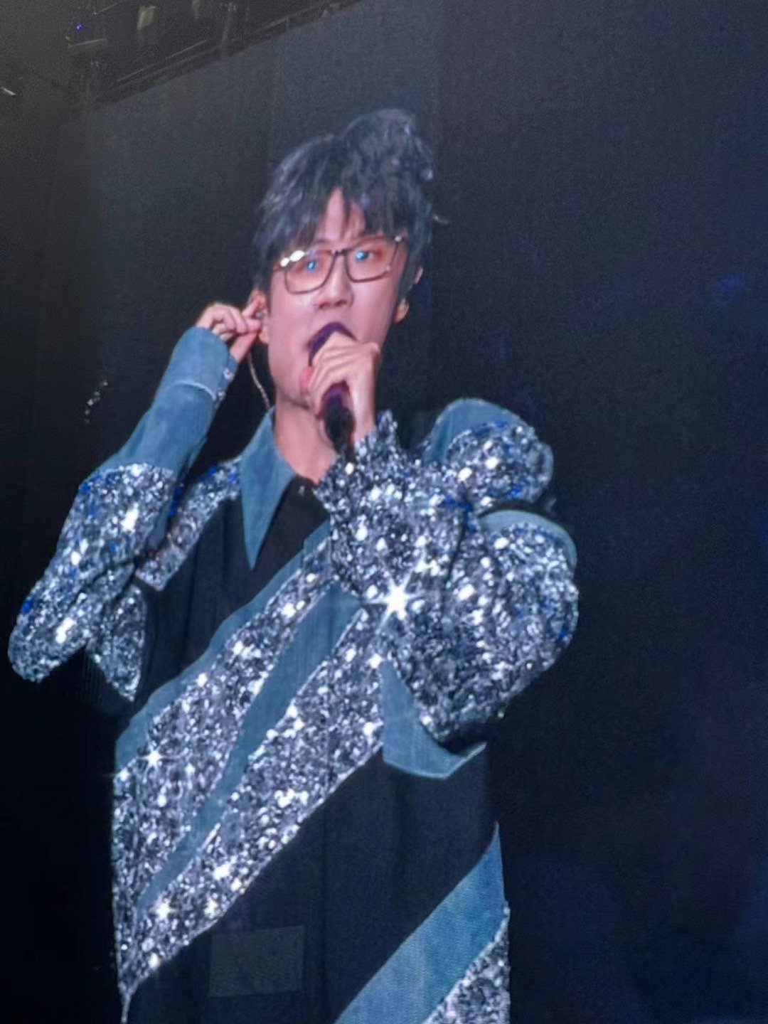 #许嵩是不是又瘦了# 瘦了的许嵩更有文艺气息啦，但还是要注意身体呀！ ​​​