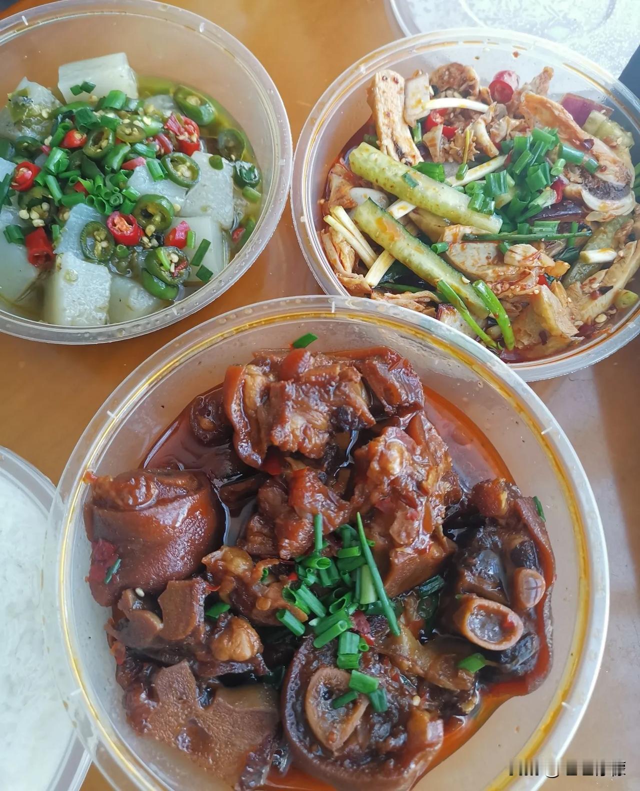 #今日餐桌美食分享#
一餐饭吃完，剩下三碗汤汁，每一碗都舍不得倒掉，感觉每一碗都