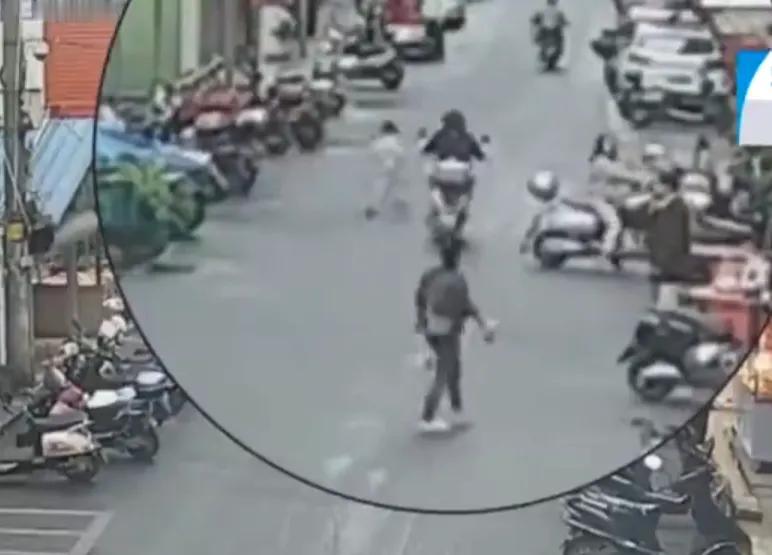 孩子被撞反被判全责？但这次我站交警！

广西百色，一个7岁男孩像脱缰野马冲出店铺